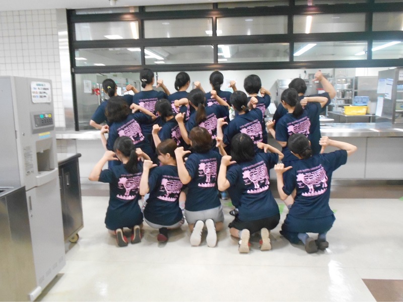 紺色にピンクプリントTシャツの背中
