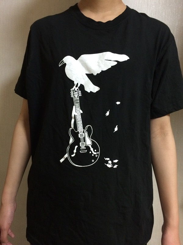 黒Tシャツに白プリントの男性