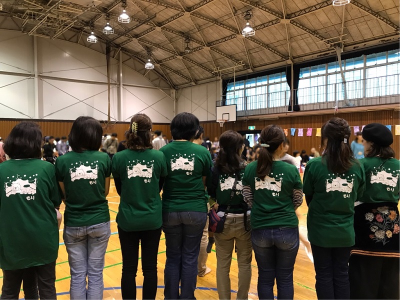 深緑Tシャツに白プリントの背中