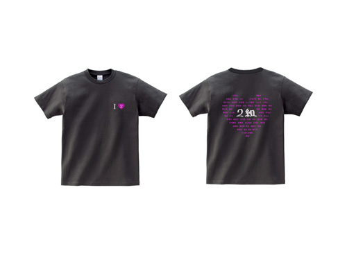 黒TシャツにハートのデザインのクラスTシャツ