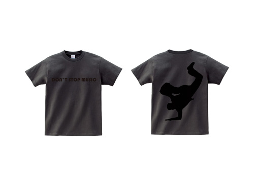 灰色TシャツにダンスのデザインのTシャツ