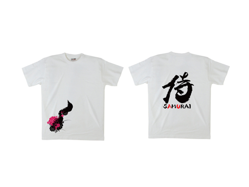 白Tシャツに侍のデザインのTシャツ