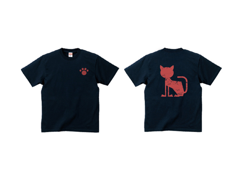 黒Tシャツに猫のデザインのTシャツ