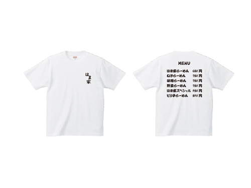 黒Tシャツに飲食店のデザインのTシャツ
