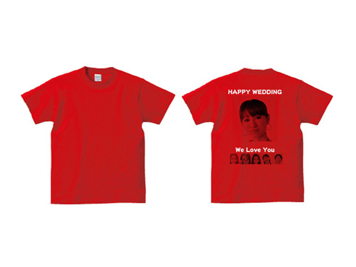 赤Tシャツに誕生日のデザインのTシャツ