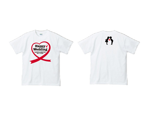 白Tシャツに結婚祝いのデザインのTシャツ