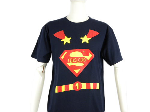 ネイビーTシャツにスーパーマンのデザインのTシャツ前面