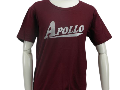 赤TシャツにアポロのデザインのTシャツ前面