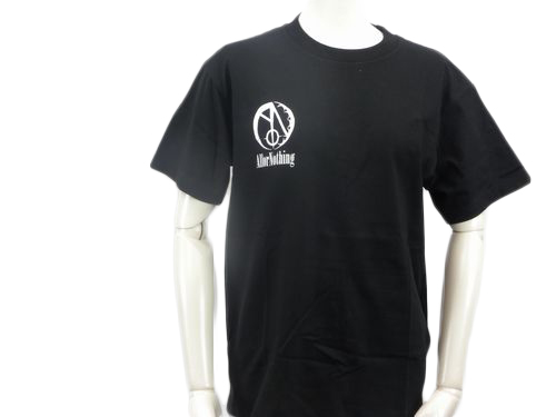 黒TシャツにライブのデザインのバンドTシャツ前面
