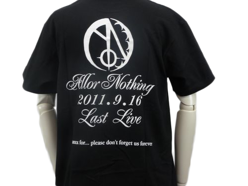 黒TシャツにライブのデザインのバンドTシャツ背面