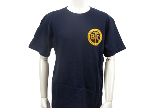 黒Tシャツに整体のデザインの大学Tシャツ前面