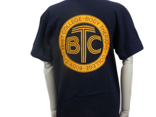 黒Tシャツに整体のデザインの大学Tシャツ背面