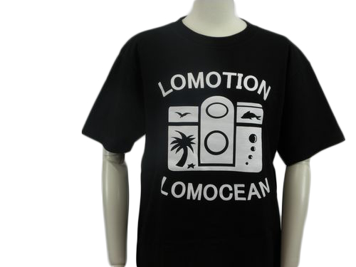 黒TシャツにDJのデザインのTシャツ前面
