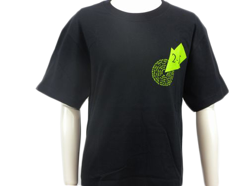 黒TシャツにアップルのデザインのクラスTシャツ前面