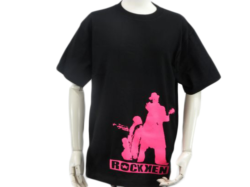 黒TシャツにバンドのデザインのTシャツ前面