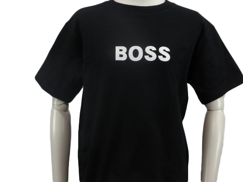 黒TシャツにBOSSのデザインのTシャツ前面