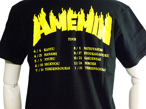 黒Tシャツにアメリカ研究部のデザインの部活Tシャツ背面