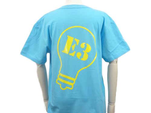 水色TシャツにE3のデザインのTシャツ背面