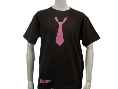 黒TシャツにイラストのデザインのTシャツ前面