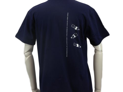 ネイビーTシャツにペットボトルのデザインのTシャツ背面