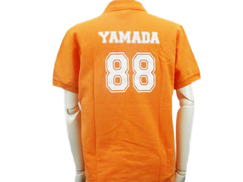 オレンジTシャツに名前付きのデザインの家族Tシャツ背面