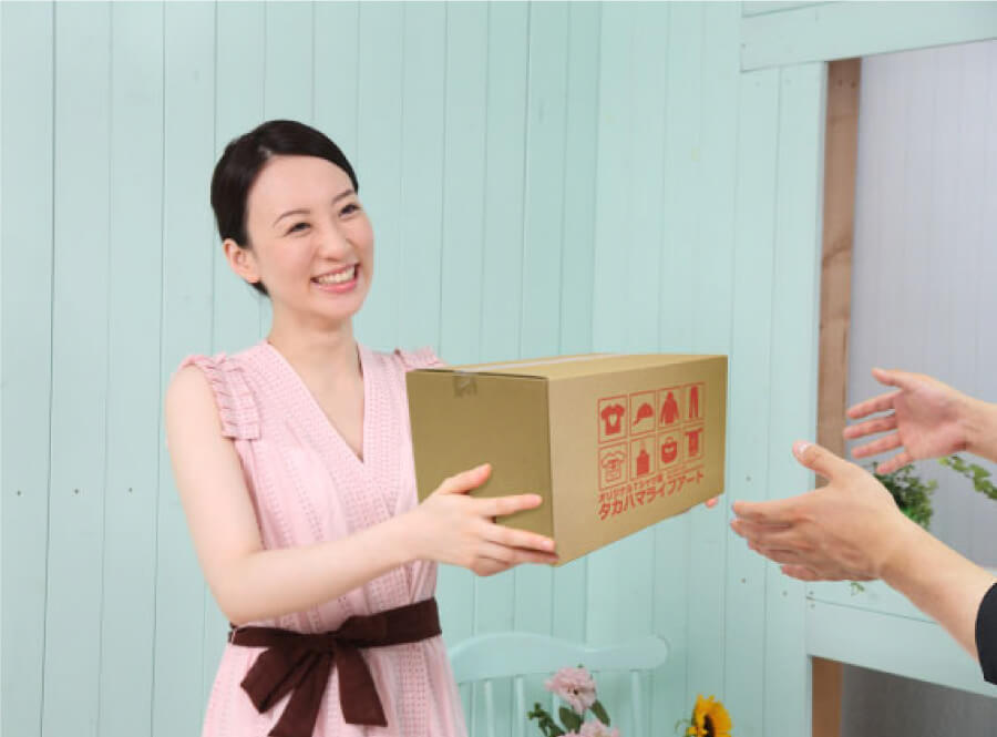商品が届いて笑顔の女性