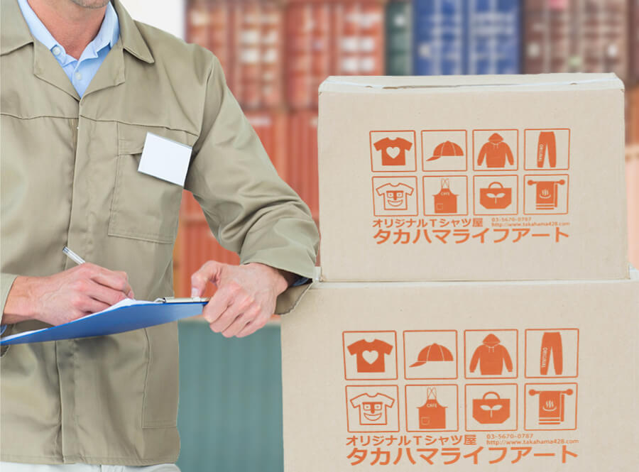 発送業務を行う男性