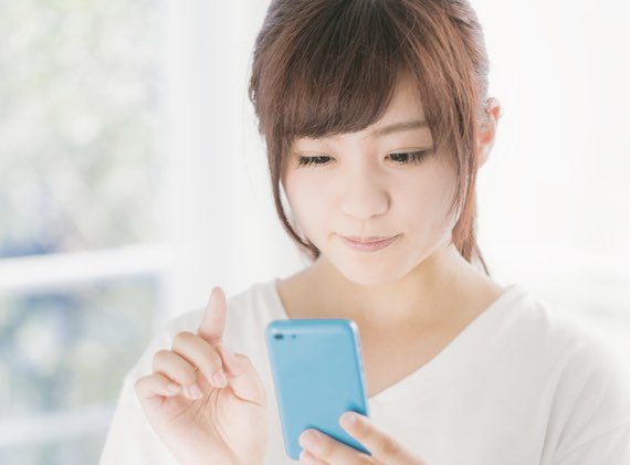 電話をかける女性