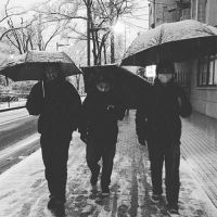 雪の中工場に向かう職人達