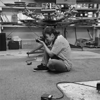 工場で写真を撮る社員