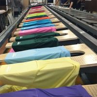 工場に並ぶカラフルなオリジナルウェア