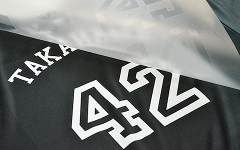 TAKAHAMA42という文字のカッティングシートを職人が剥がしている様子の拡大図