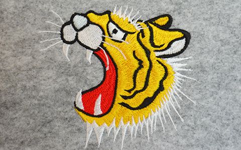 刺繍された口を開けたトラのオリジナルデザイン