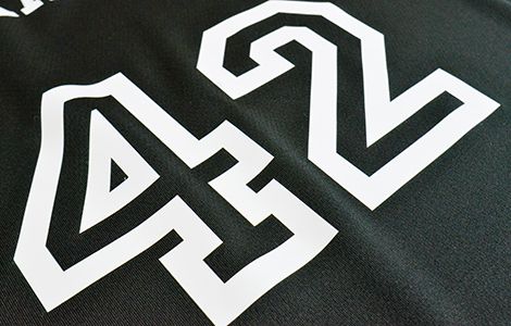 黒地にカッティングプリントされた42というオリジナルデザイン