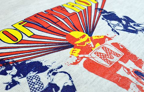 グレーのTシャツに3色ラバーインクを使ったシルクスクリーンでプリントされたオリジナルデザインの拡大図
