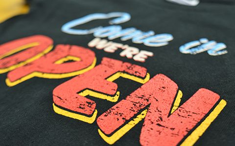 TシャツにCome in WE`RE OPENとシルクスクリーンプリントされた4色のオリジナルデザイン