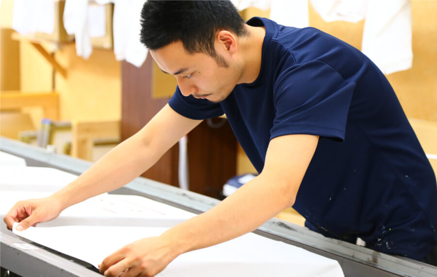 Tシャツの着せを行っているプリント職人